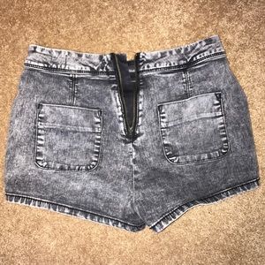 Zip back high waisted Bullhead shorts!